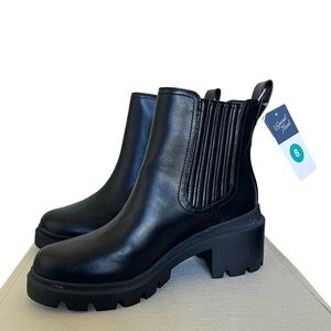 Universal Thread Naya Heeled Chelsea Boots / NWT & Box